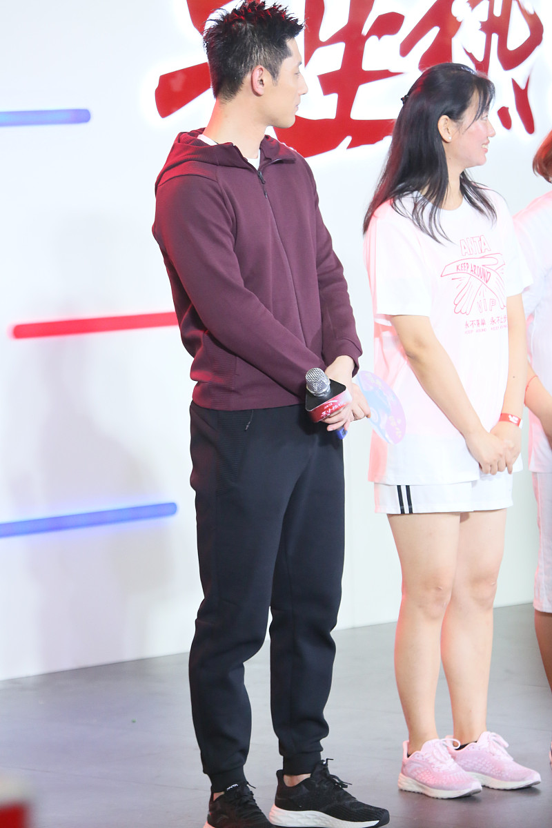 我要拍一个运动品牌的宣传短片帮我写一个拍摄脚本