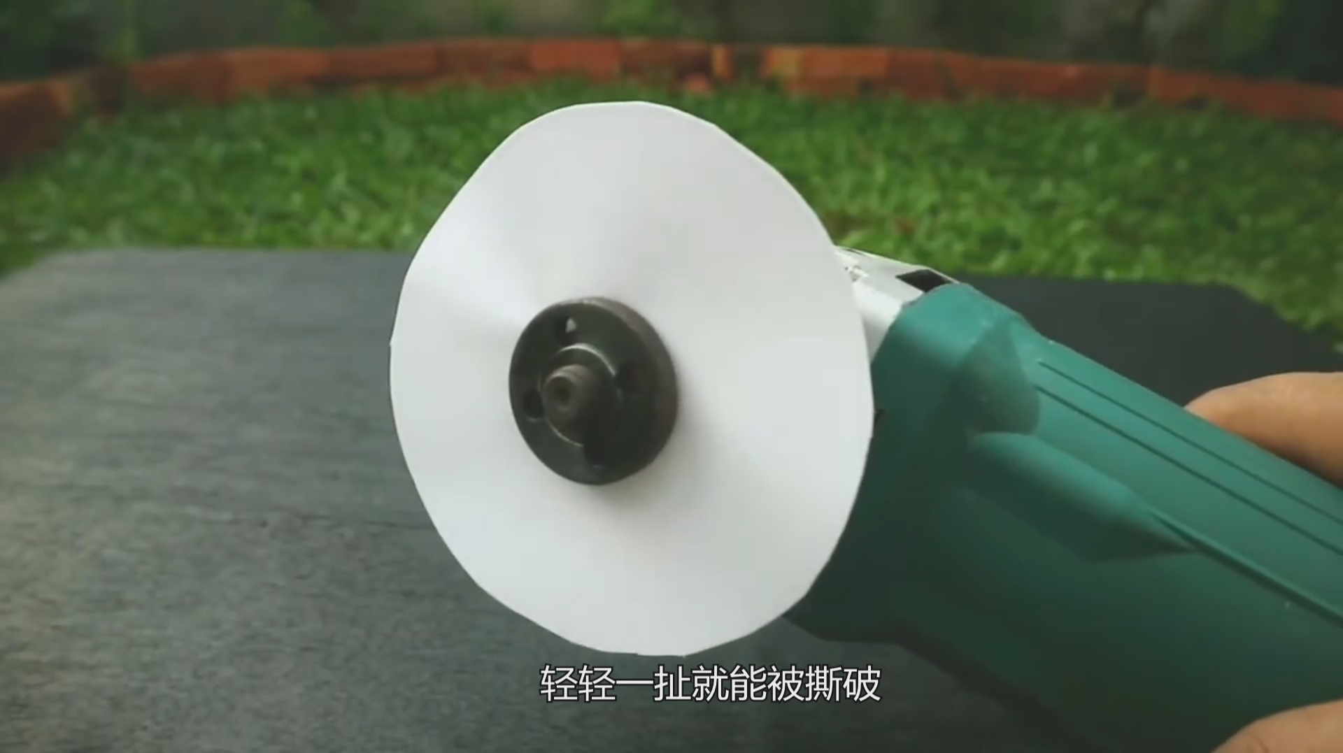 将纸加速到1500转威力有多可怕?老外用鸡蛋测试,结果太意外