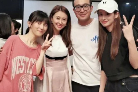 【颖儿晒中戏05级聚会照十年相聚,Papi酱携老公素颜出镜】10日,颖儿在微博上晒出了中戏