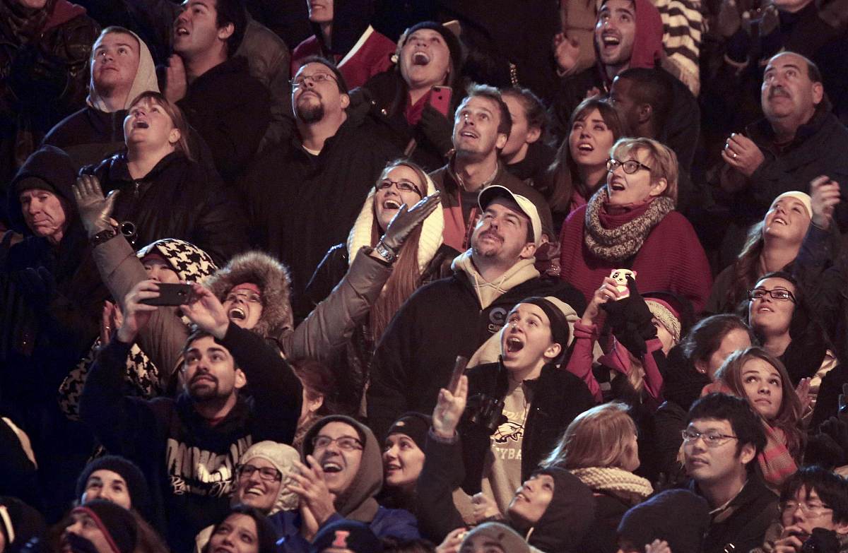 翻译
Couplings must have safety wires in place and be secure as required by federal safety regulations.