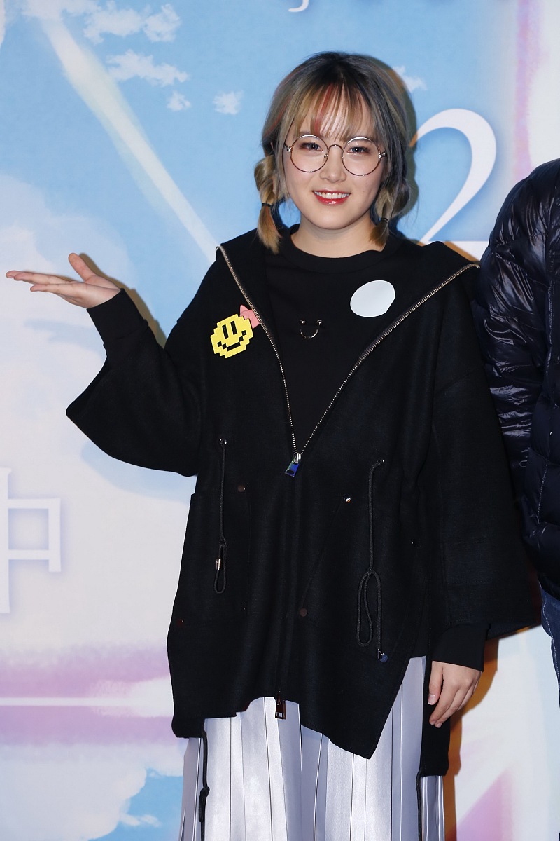 父亲郑伟江母亲鞠晓波请帮我取女孩名字名字中字要偏旁带三点水和草字头