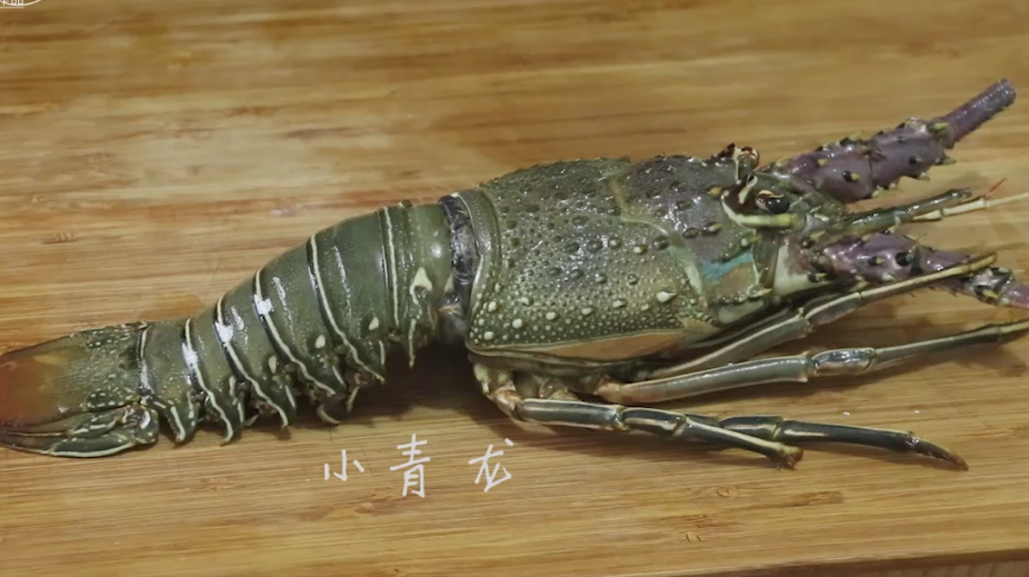 一虾三吃,虾壳和龙虾头用来煲粥,鲜到一碗不够喝