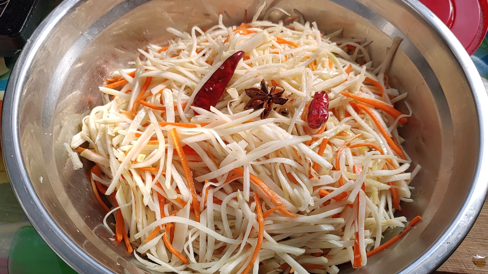 2个芥菜头,1根红萝卜,5分钟做出1大盆美味健康的开胃小菜。