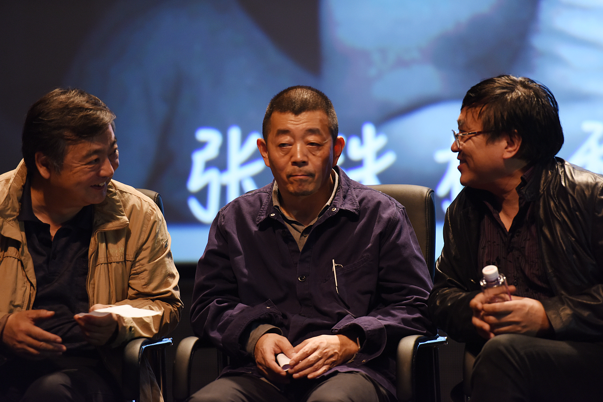 根据相关人物事件以从故乡再出发 贾樟柯导演作品中小人物的喜与辛酸体现的人文关怀你怎么看？为题写一篇2000字的文章原创率90以上。