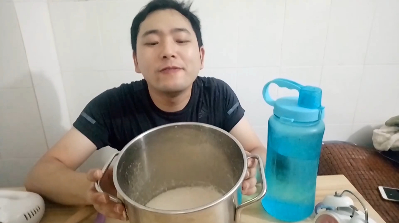 幺妹不舍得花钱买奶茶,小伙在家自制一大桶,让她一次喝个够