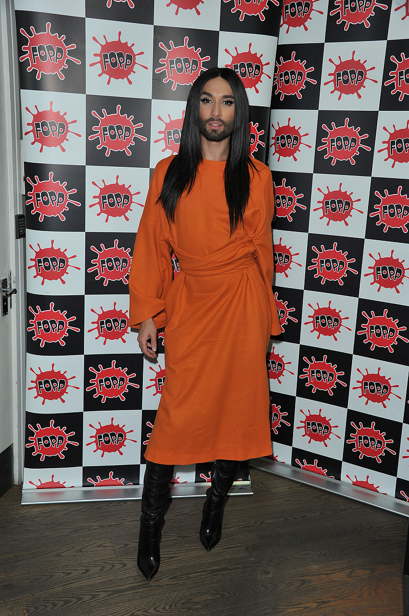 英国18岁男生变性，报读空姐学校，欲做名模