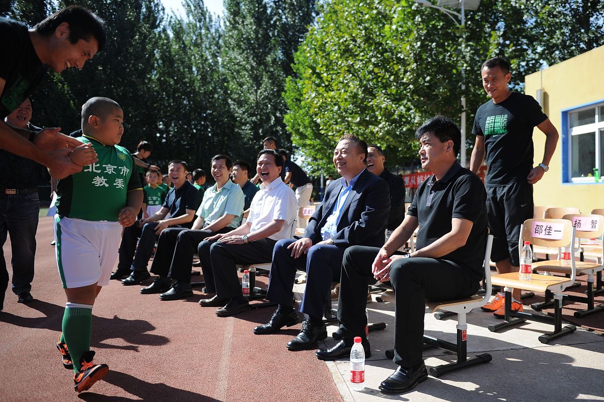 2014年9月15日,北京,国安球员走进平谷区第八小学与同学们一同踢球.**