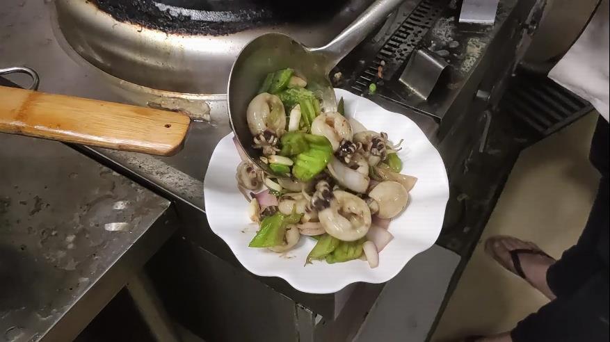 酒店刚招的厨师,一盘青椒墨鱼真不错,色香味俱全