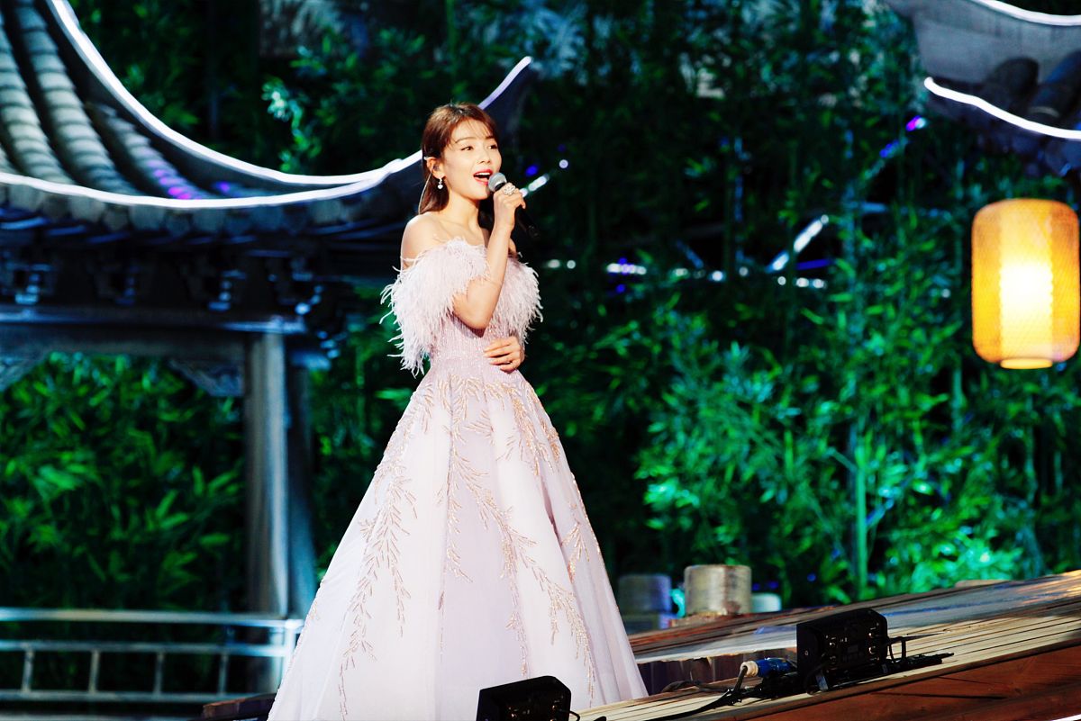 中秋晚会开场白主持词：温馨团圆，精彩纷呈