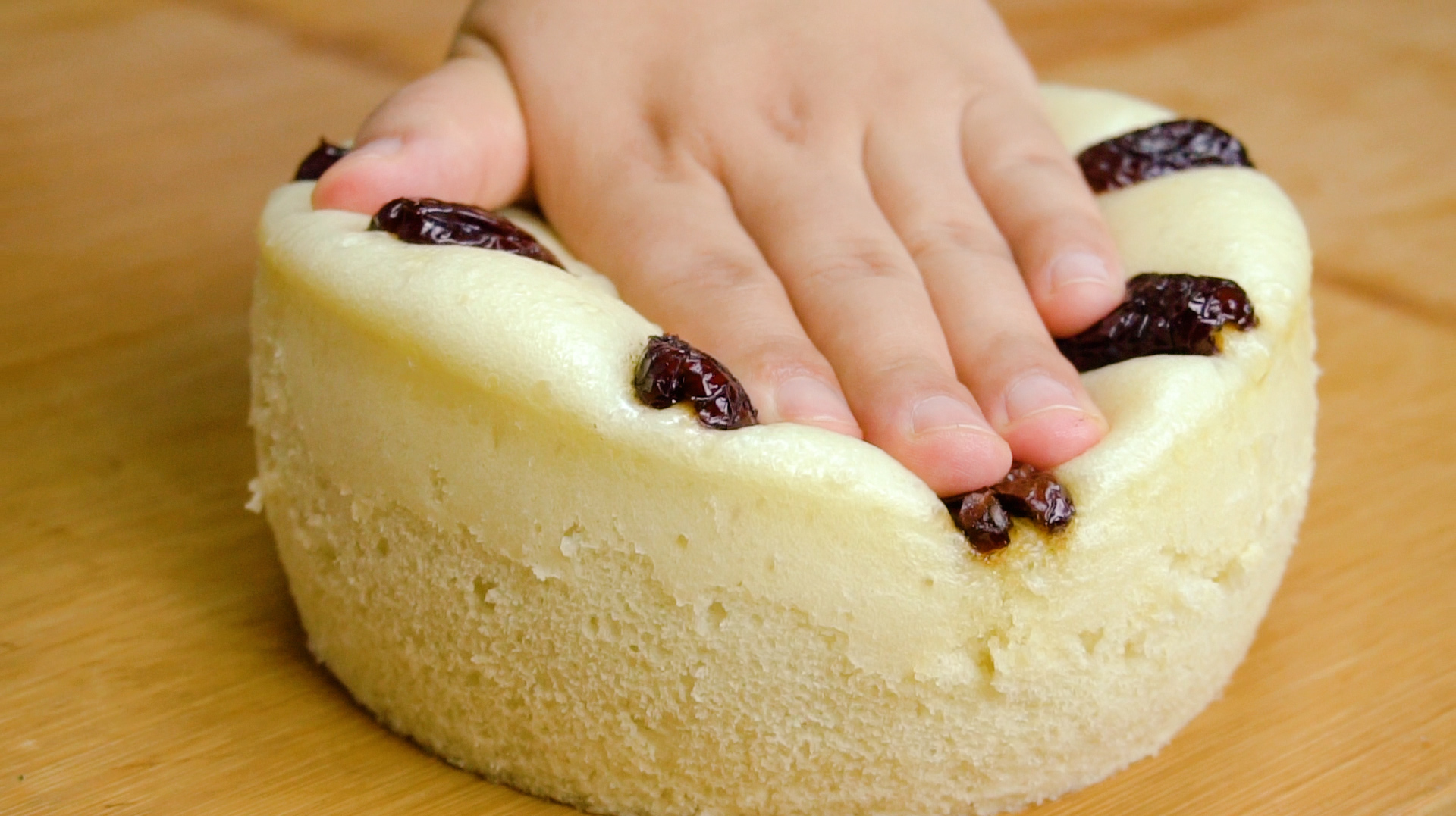 传统老式发糕做法,不用烤箱,材料步骤都简单,新手一试就能成功