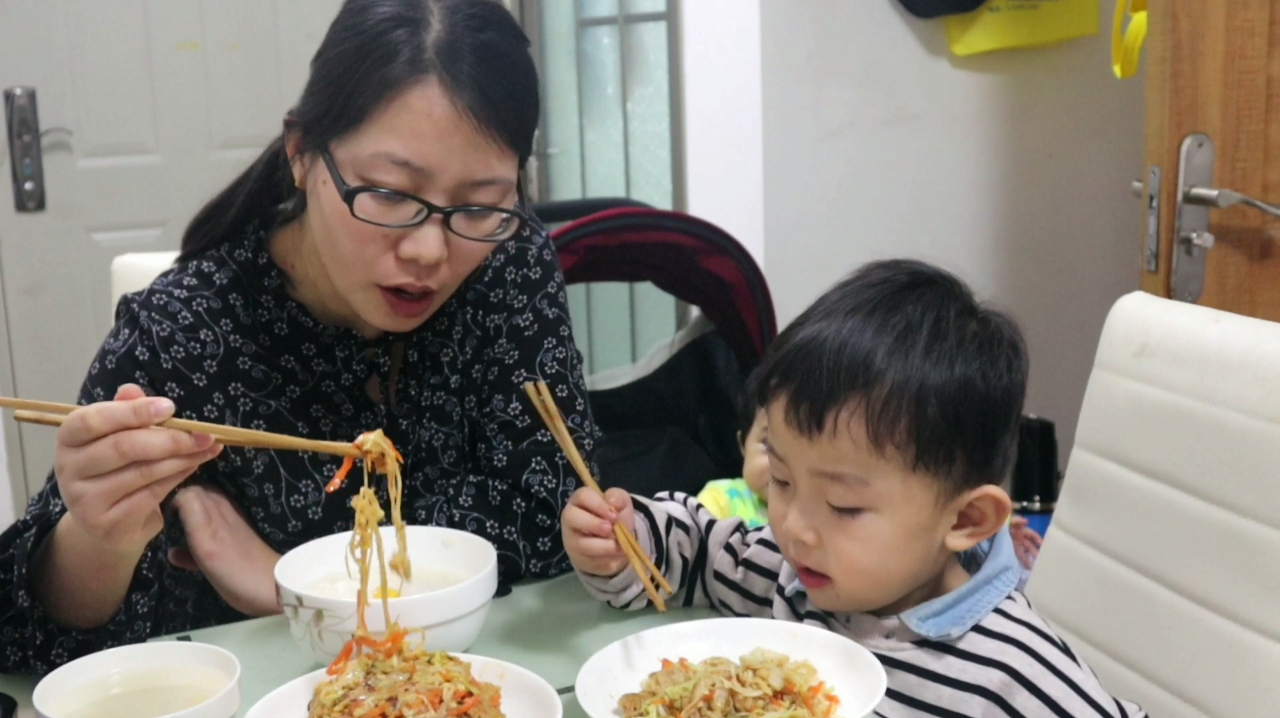 北漂三妮用白菜做好吃的,不炒不炖,酸辣可口比肉香,一顿吃一颗