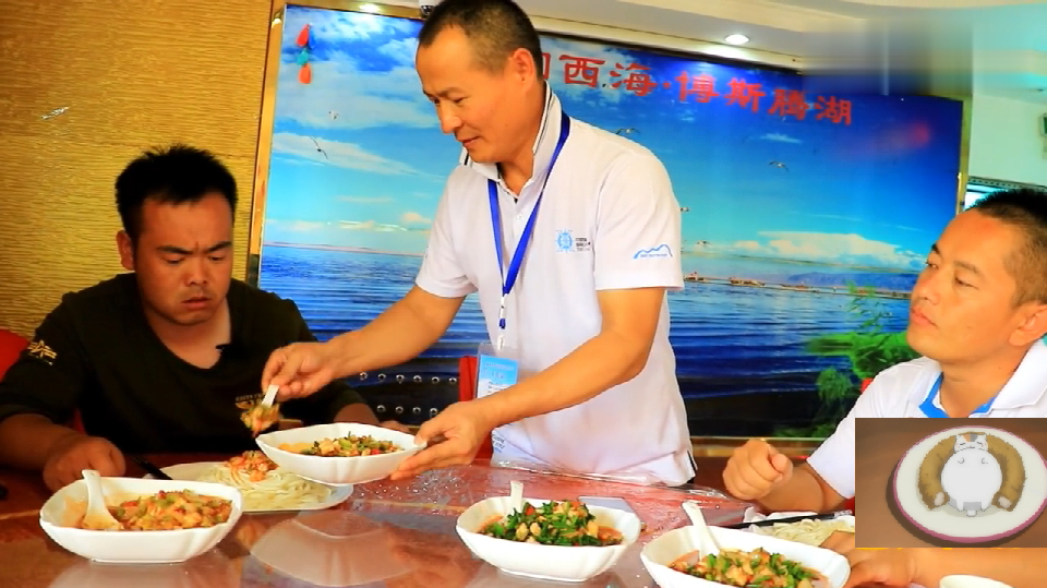 小伙吃新疆大餐,4菜1面卖58元无限加面,鱼肉拌面居然是这样