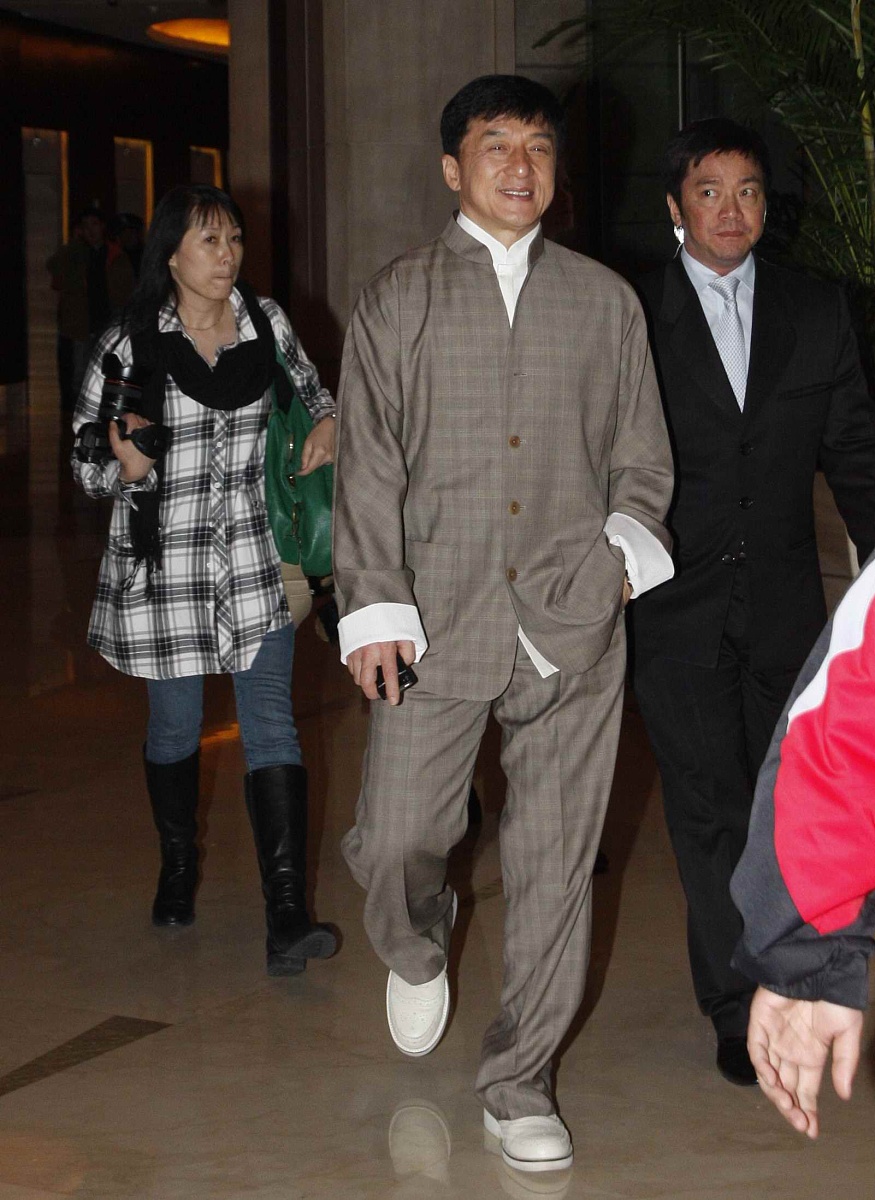 2010年12月20日,上海,成龙抵达周立波婚礼现场.***_***成龙+++_+++成