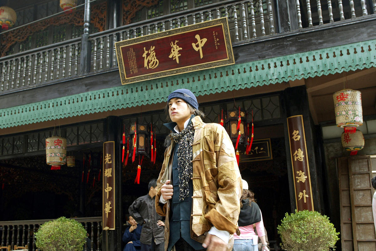 2004年10月8日上午,电视剧《中华英雄》在上海电影乐园开机.何润东+++