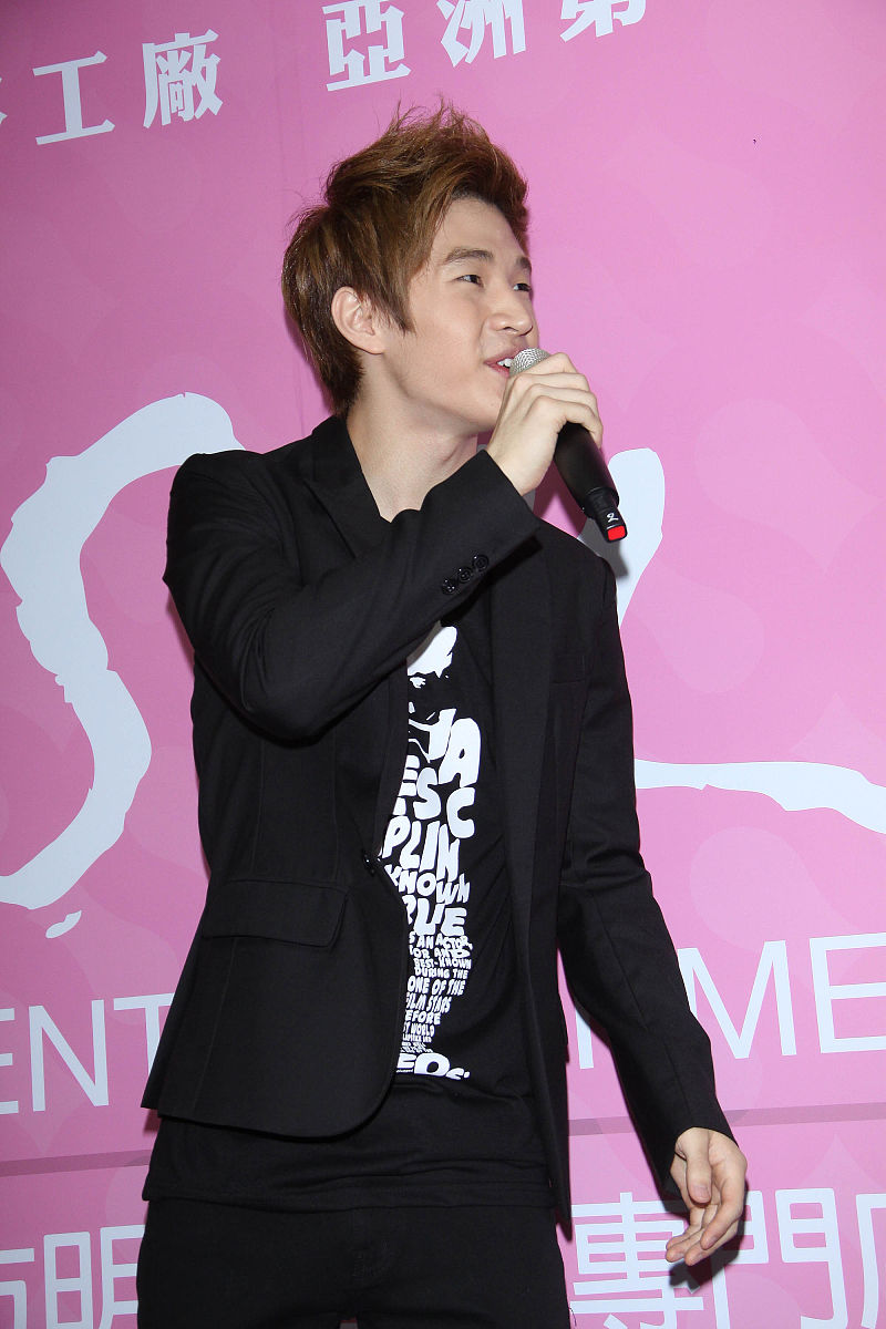 2011年7月8日,台北,"s.m.官方明星商品专门店"开业.super junior-m团