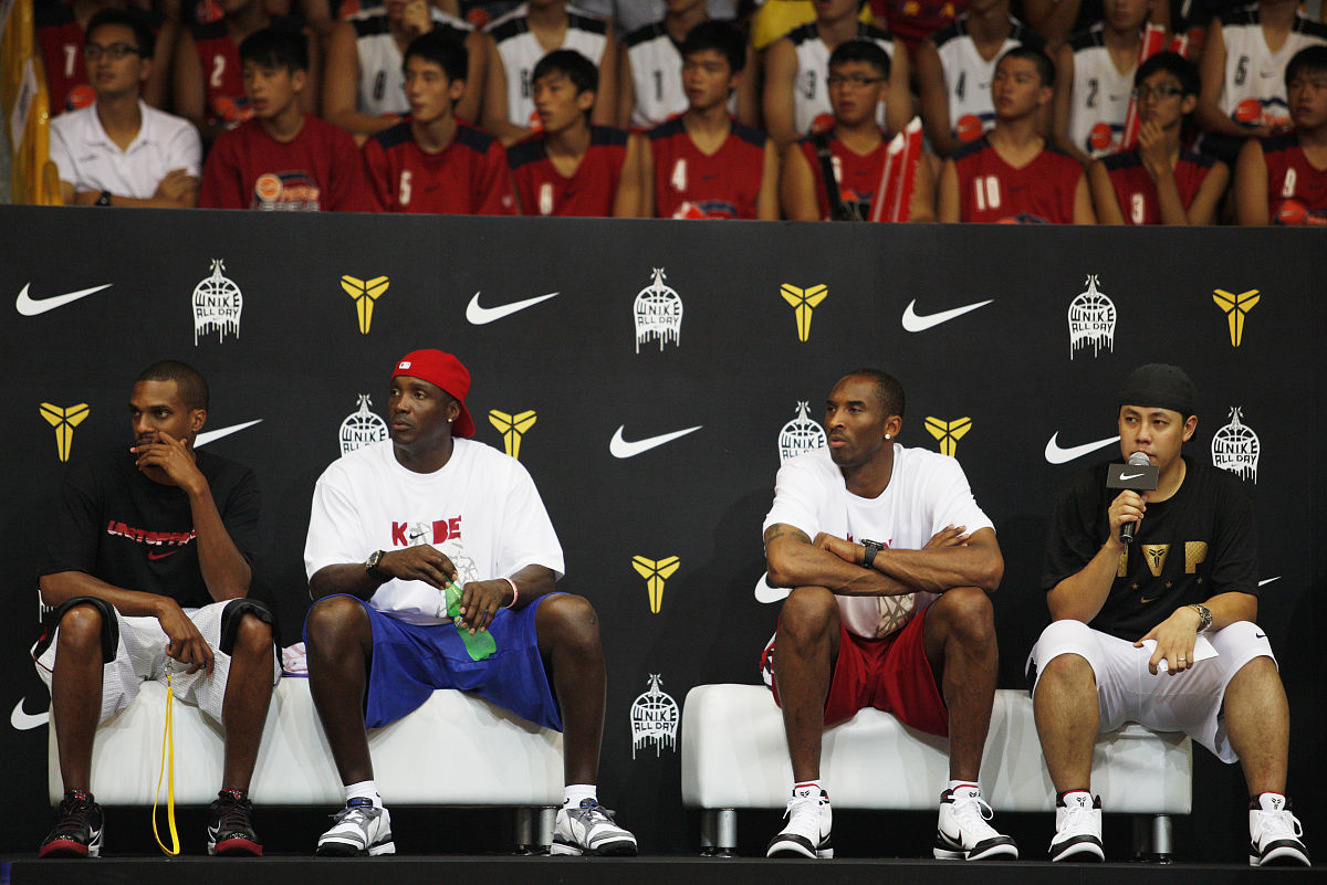 我会向你描述我心目中场景的样子然后希望你可以帮我总结一写关键词然后翻译成英语用逗号隔开场景内容是：20的黑人男孩和科比在NBA抢篮板的场景8K面部细节处理准确