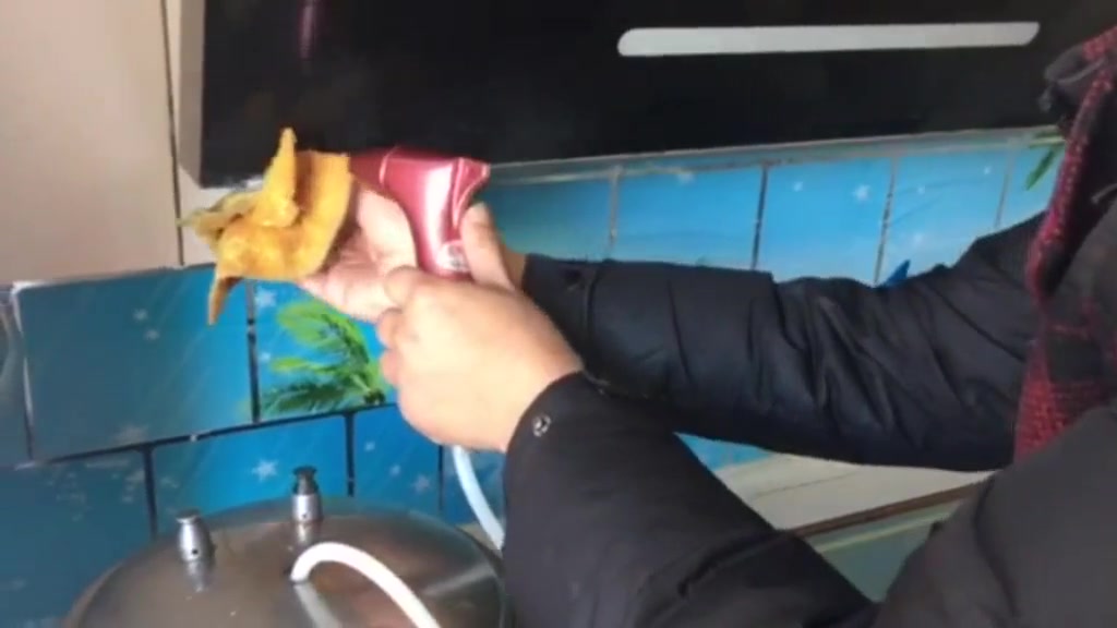 自制高压蒸汽清洗,用高压锅煮水,接橡胶管、喷枪即可,所喷之处油污瞬间变白溶解 非常有效!