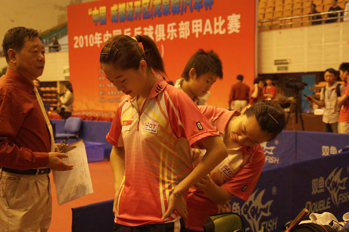 世界技能大赛金牌获得者姜雨荷经历了1万多个小时的锤炼最终在。她在这个项目上投入了大量时间和精力她的成功证明了只有持之以恒地努力才能获得真正的成就。把这句话调整得更通顺