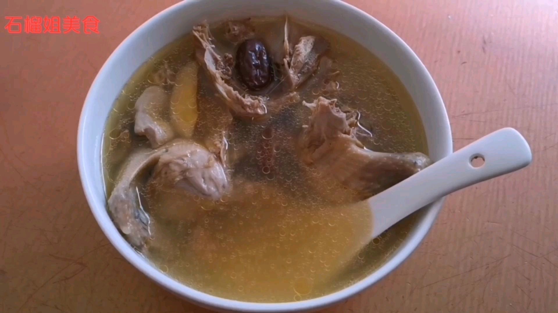 鸽子汤这样炖最有营养,加入天麻健脑益脑,提高免疫力