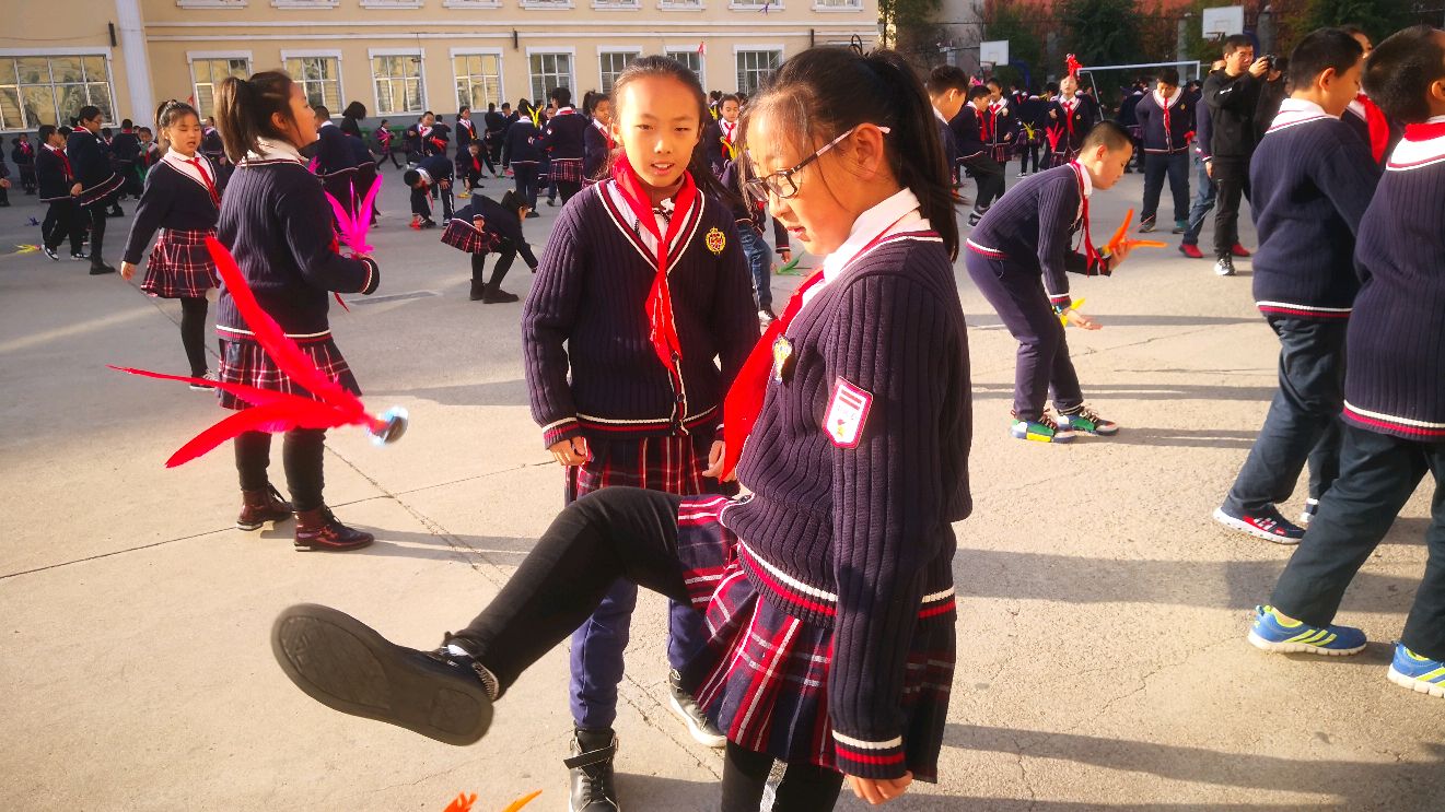 鸡西市园丁小学踢毽子活动