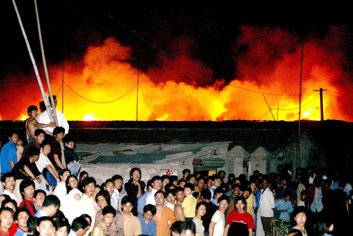 2004年5月20日晚,上海国权北路 机场中路电线短路引起大火,消防员奋力
