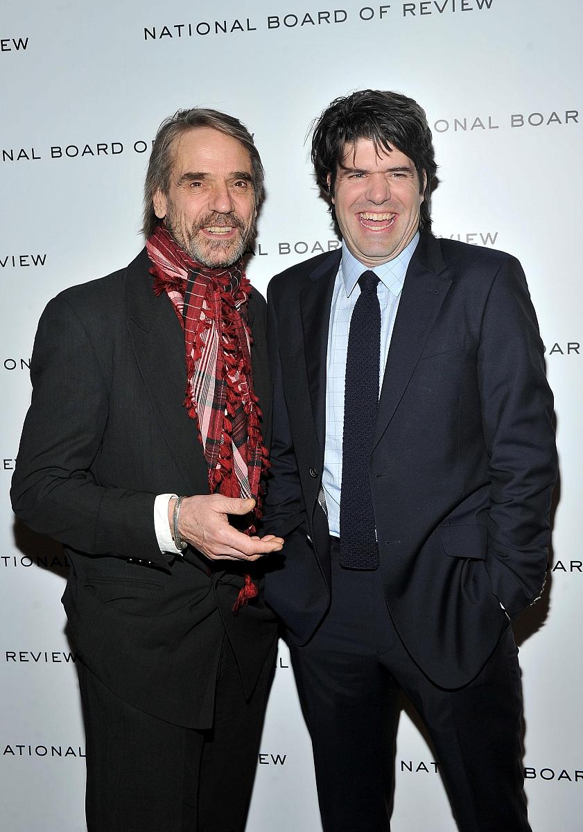 《楚门的世界》是派拉蒙影业公司于1998年出品的一部电影。由彼得·威尔执导金·凯瑞、劳拉·琳妮、诺亚·艾默里奇、艾德·哈里斯等联袂主演。该片于1998年6月1日在美国上映。影片讲述了楚门是一档热门肥皂剧的主人公他身边的所有事情都是虚假的他的亲人和朋友全都是演员但他本人对此一无所知。最终楚门不惜一切代价走出了这个虚拟的世界。帮我给《楚门的世界》写一篇影视批评论文题目：《楚门的世界》：人性的探索与自由