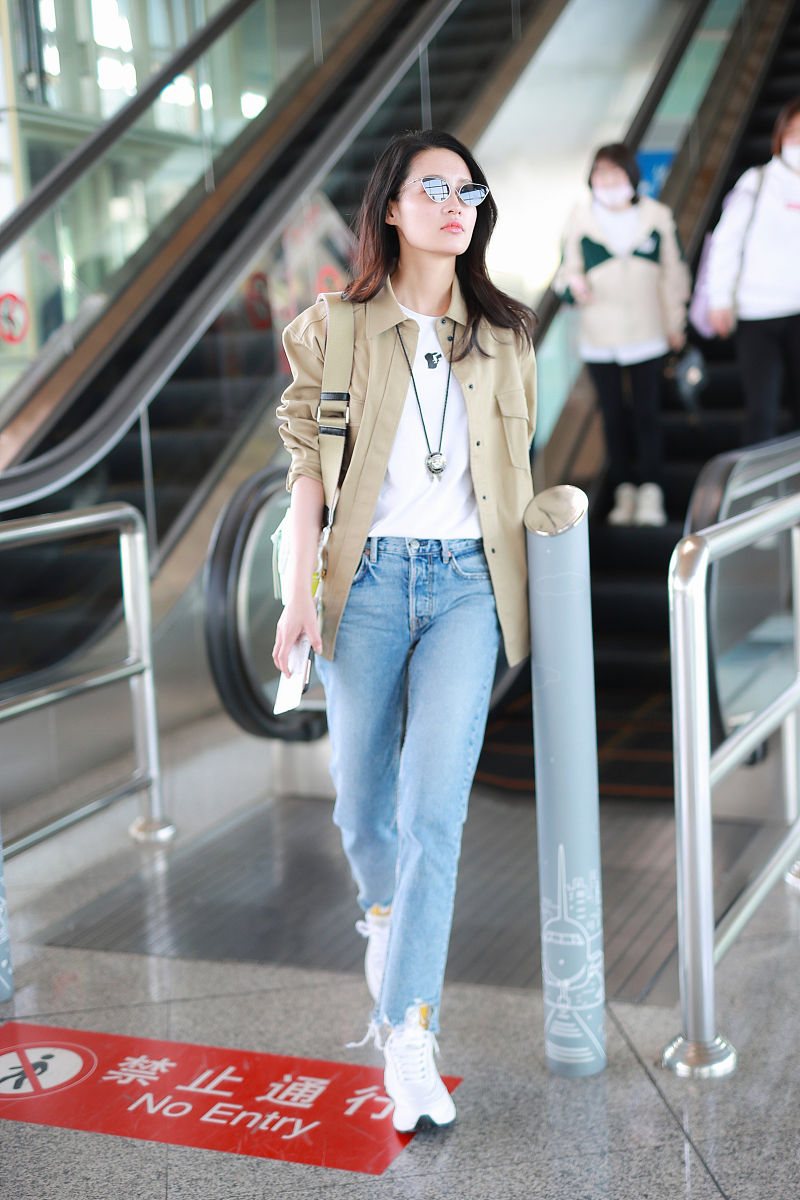 浅色牛仔裤搭配什么上衣？6种风格指南