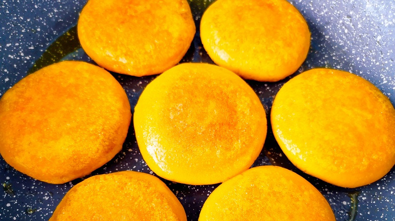 南瓜饼这样做真好吃,不炸不烤不用水,软糯夹心,孩子喊没吃够香