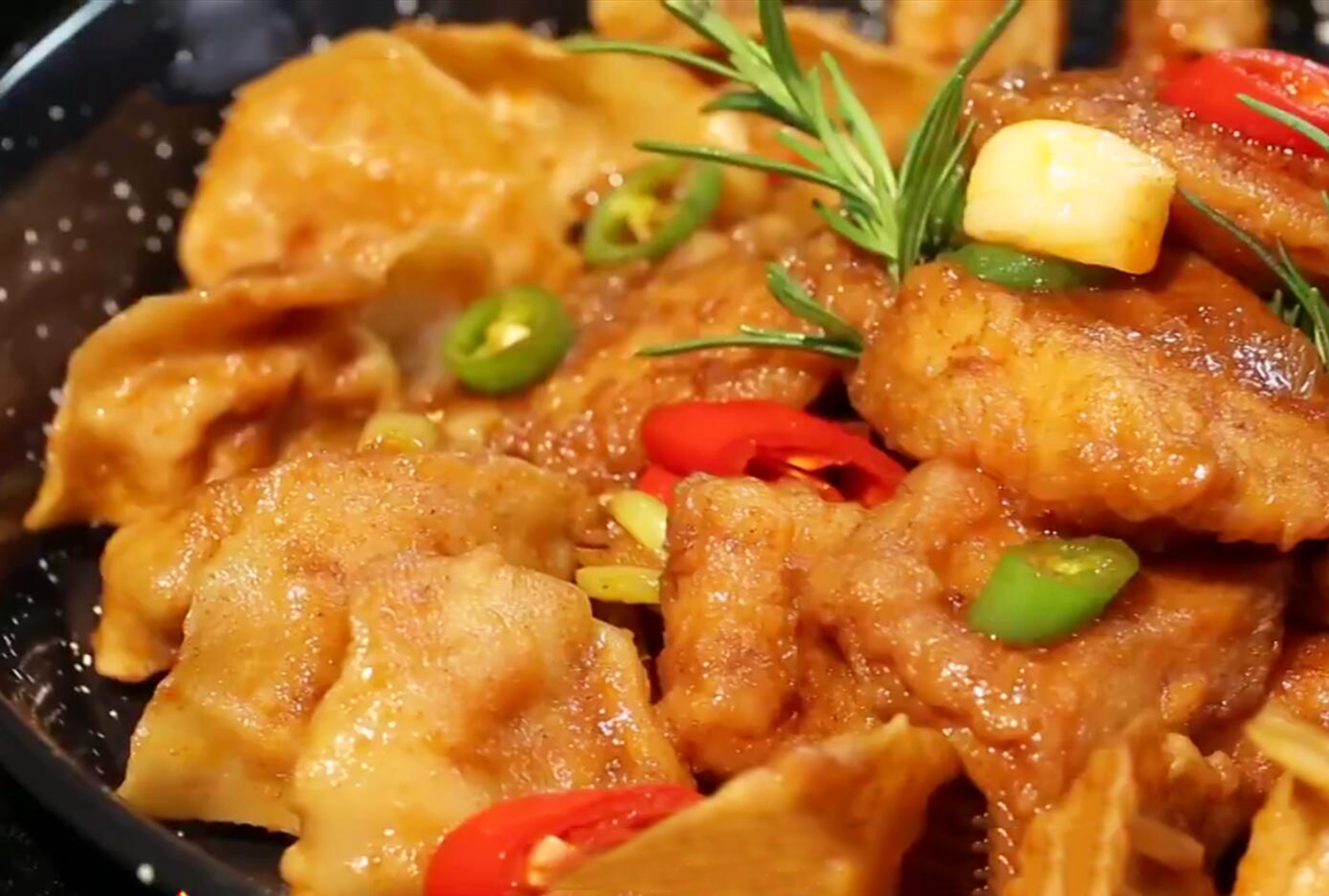 龙利鱼这个做法最创新,和它搭配,吃起来有筋性还有嚼劲,太美味