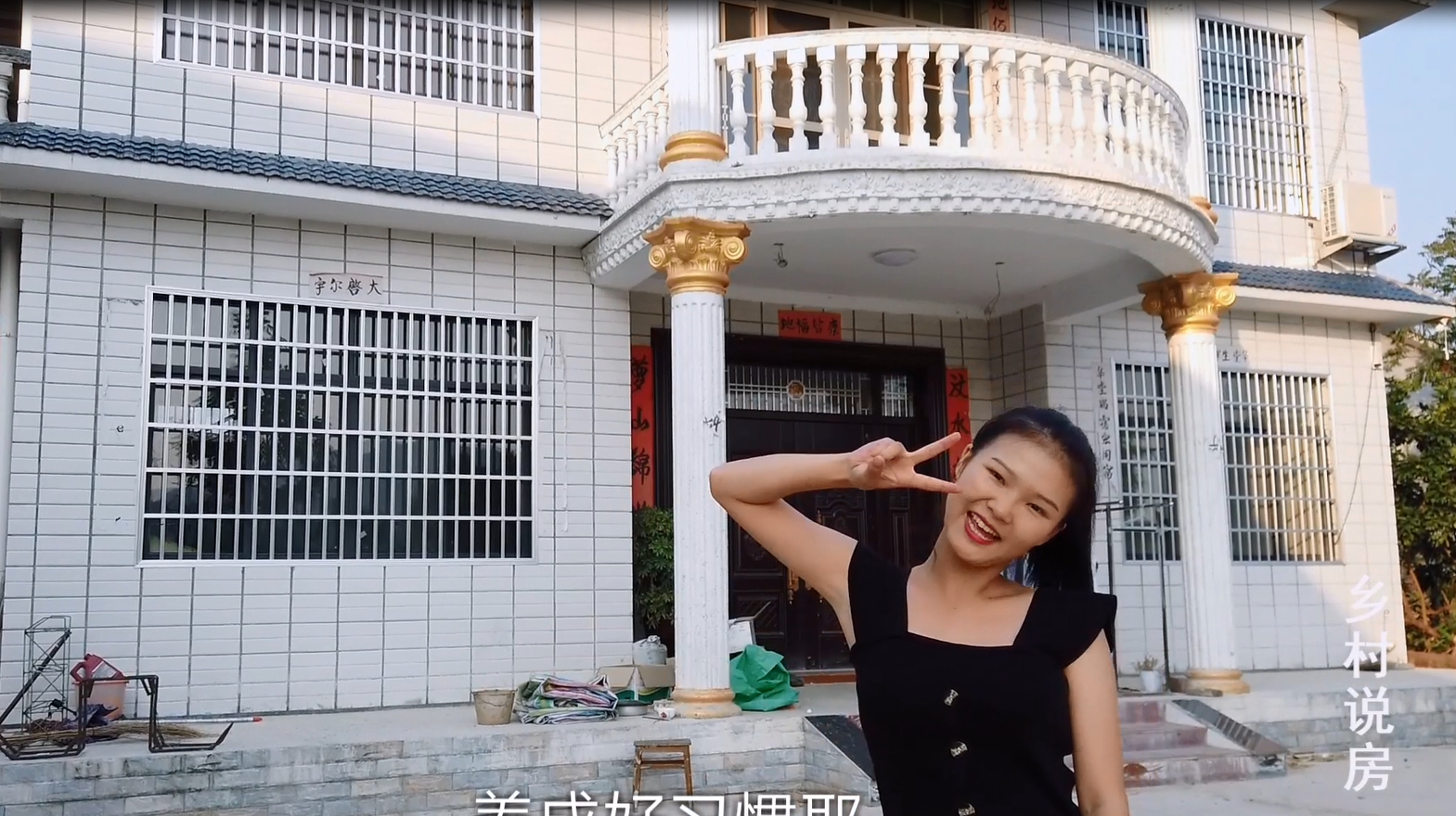 航拍湖南乡村2层小洋房,前有稻田后有鱼池,农耕生活真惬意