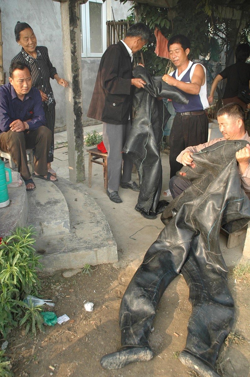 水摸子穿"水鬼衣"是总会引起不少人好奇+++_+++摸鱼,水摸子,鱼鹰子,水