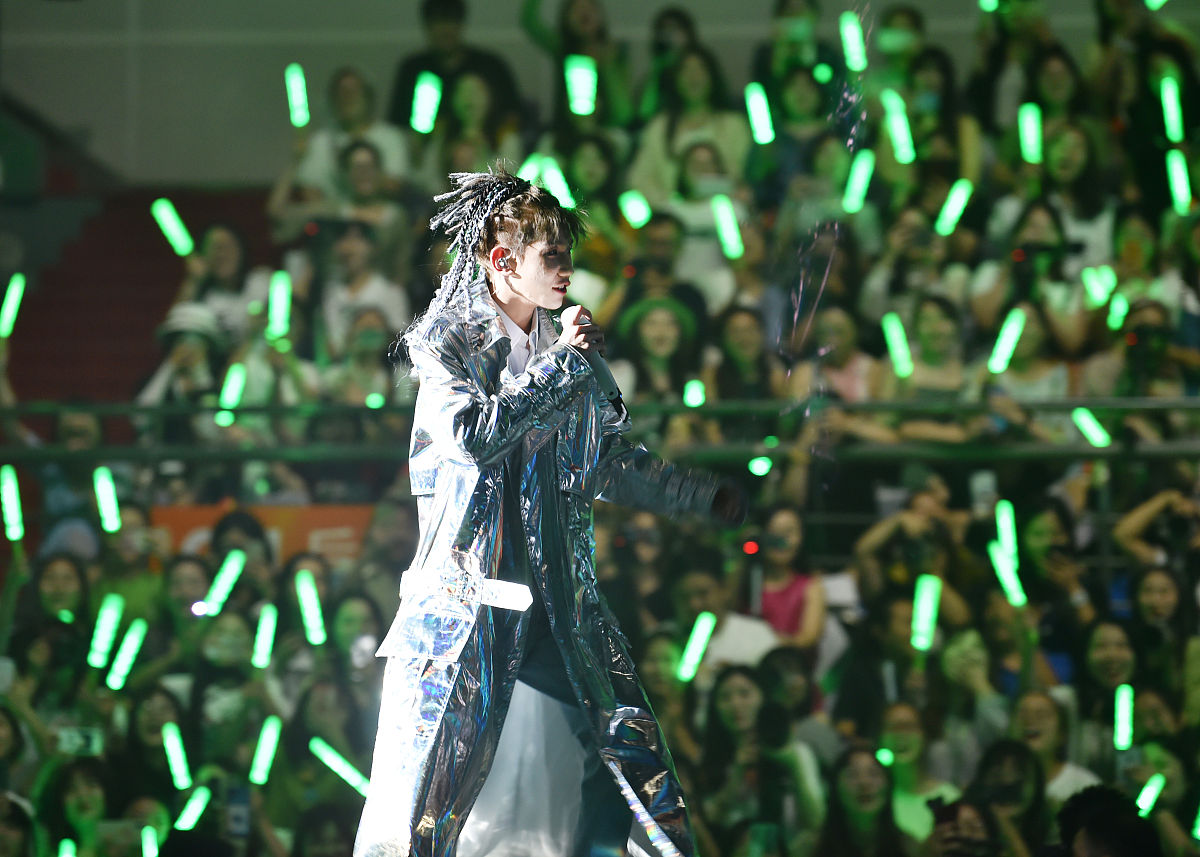 王源演唱会穿婚纱？解读不同人群的着装选择