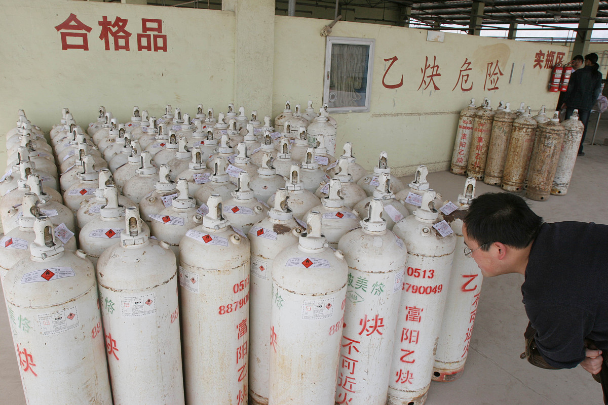 气瓶定义：盛装高压气体的容器