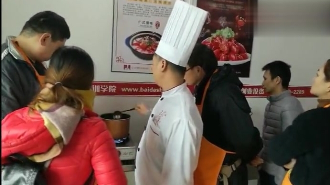 这家做的正宗原味汤粉王,他们吃了之后还要把碗舔一遍