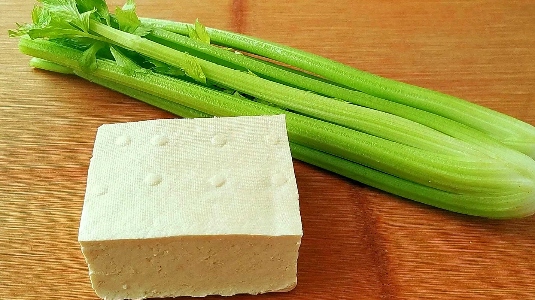 [图]豆腐别直接炒着吃，加一把芹菜，比吃肉还香，上桌连汤汁都不剩！