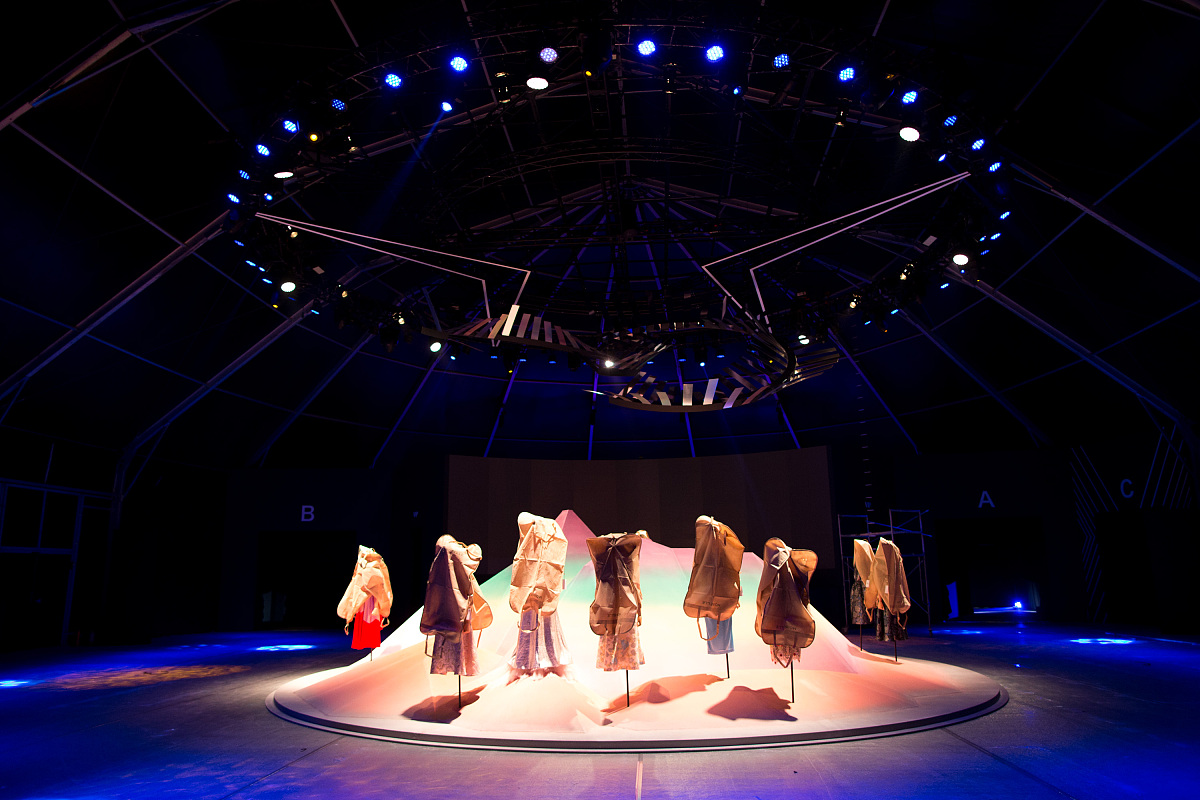 服装表演舞台设计关键要素：从布景到安全