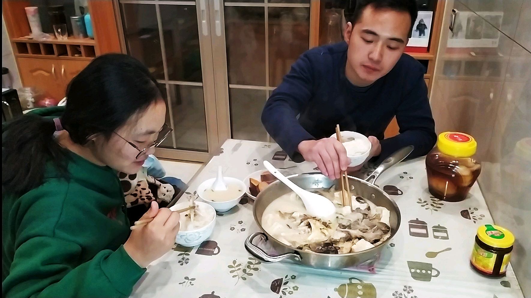 16元买鱼头,炖了一锅营养丰富的汤,媳妇爱喝,我配着蒜头,过瘾