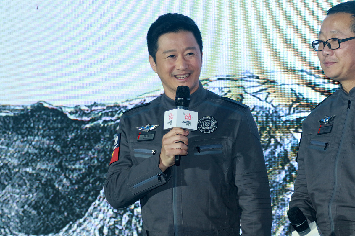 写一篇电影流浪地球改编成功的可取之处的文章