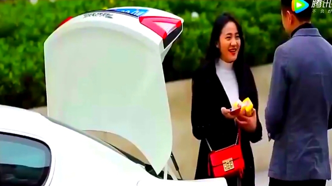 街头寄生:丝和高富帅街头送美女卫生巾,猜猜结果?脸虫h实验美女抱图片
