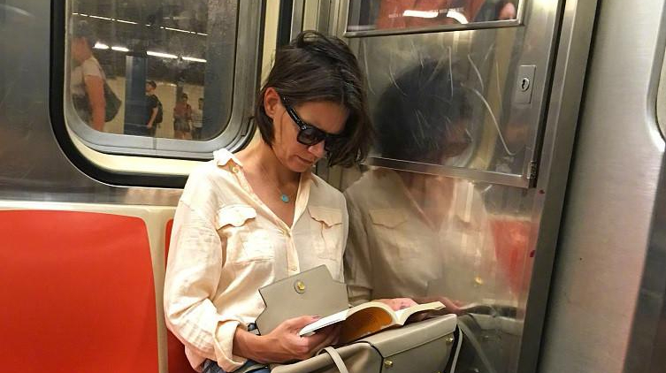 阿汤哥40岁前妻老到认不出来?独自乘地铁,面容憔悴