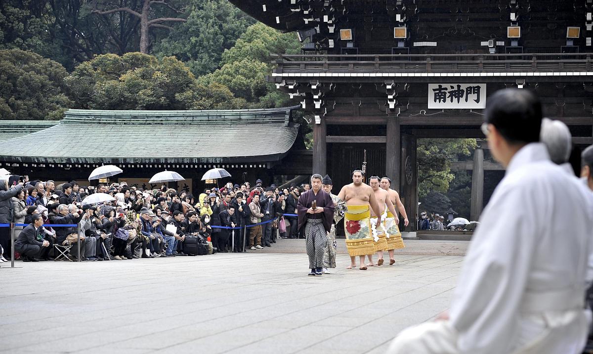 2014年1月8日,东京明治神宫,蒙古出生的相扑冠军yokozuna hakuho参加
