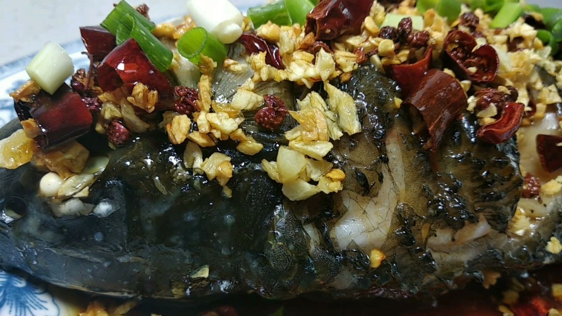 鲤鱼还是这种做法好吃。蒜香浓郁,麻辣适口,家人都爱吃。