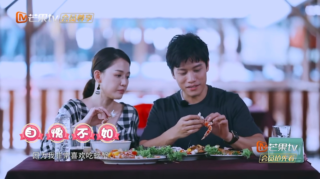 陈乔恩吃螃蟹无从下手,艾伦贴心为她剥蟹肉,乔恩吃得好开心