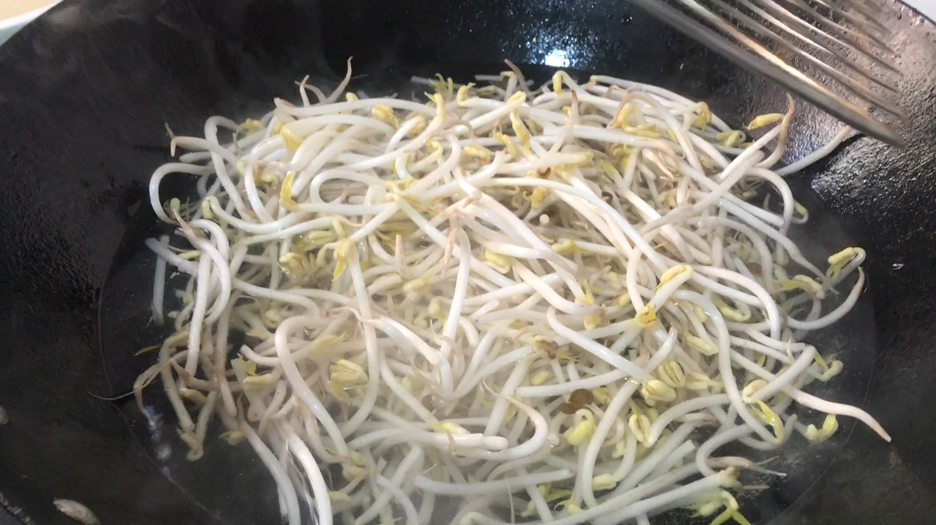 豆芽和它天生一对,简单一炒,好吃死了,三天不吃馋得慌
