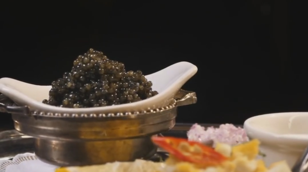 鲟鱼鱼子酱,绝对是贵族美食,俄罗斯美女富二代,享受顶级海鲜!