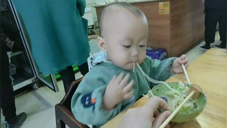 一岁半小宝宝跟妈妈出来吃麻辣烫,自己动手,一小碗一样儿就吃完