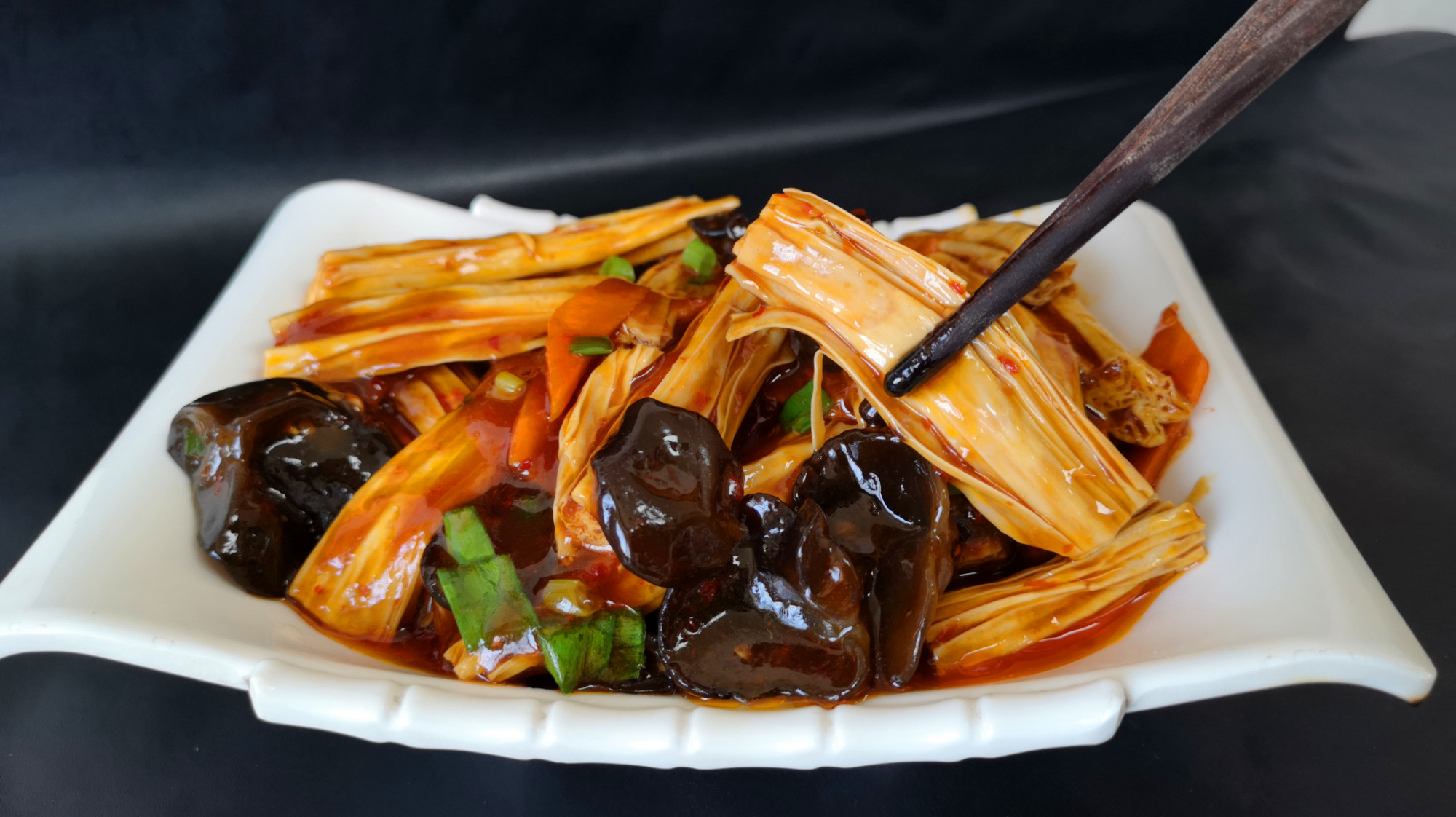 好吃的炒腐竹原来是这样做的,香而不腻,比凉拌的好吃多了