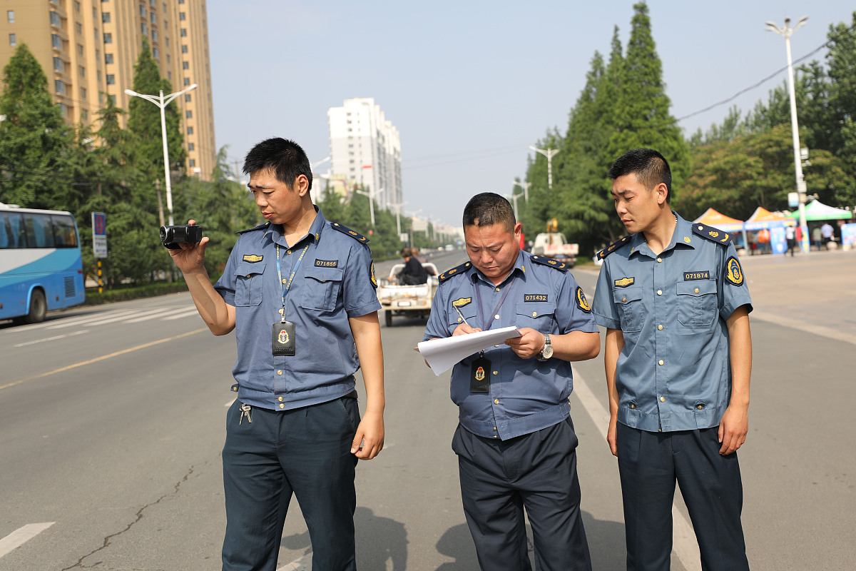 交通警察为期3周的培训感想字数不少于2000字。培训分为每天上午由执勤中队安排的跟班实训和每天下午的理论上课理论上课由各个中队的领导或者业务骨干主讲包含政秘科法制中队秩序中队事故中队安监中队。培训期间还完成了摩托车驾照考取参与了三大行动零点行动午夜行动黎明行动参与了tfboys西安十周年演唱会的备勤工作。通过培训提升了业务能力加强了对交警工作的认识坚定了做一个合格警察的决心全心全意为人民服务