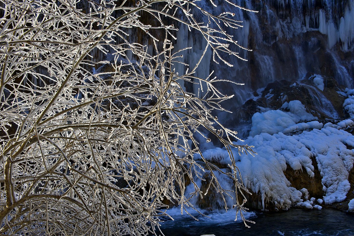 ***_***那撩人心魄的飞雪,飘飘洒洒,纷纷扬扬,像春天的柳絮一样,不停