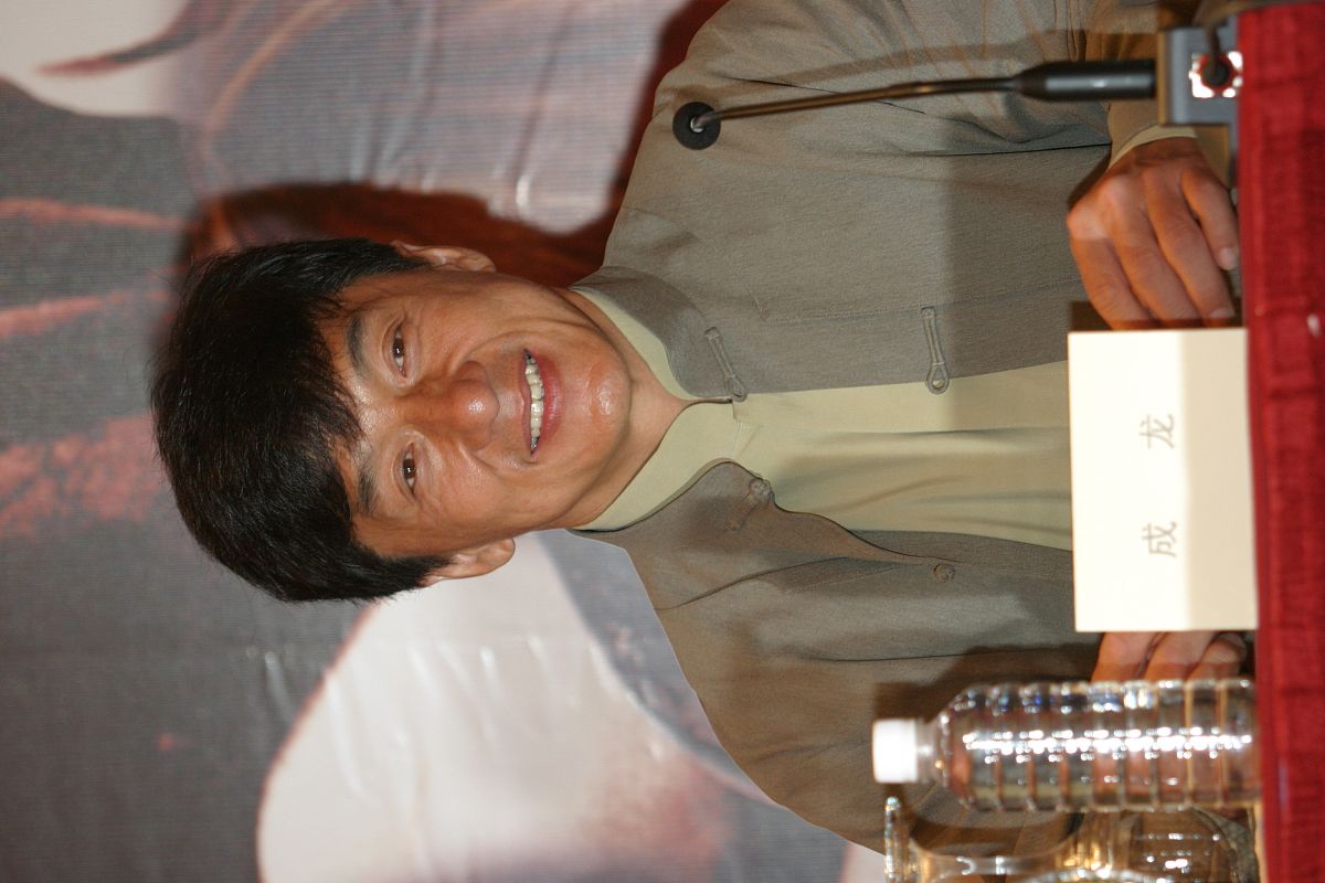 2004年9月20日,《新警察故事》在上海举行了新闻发布会及电影首映礼.